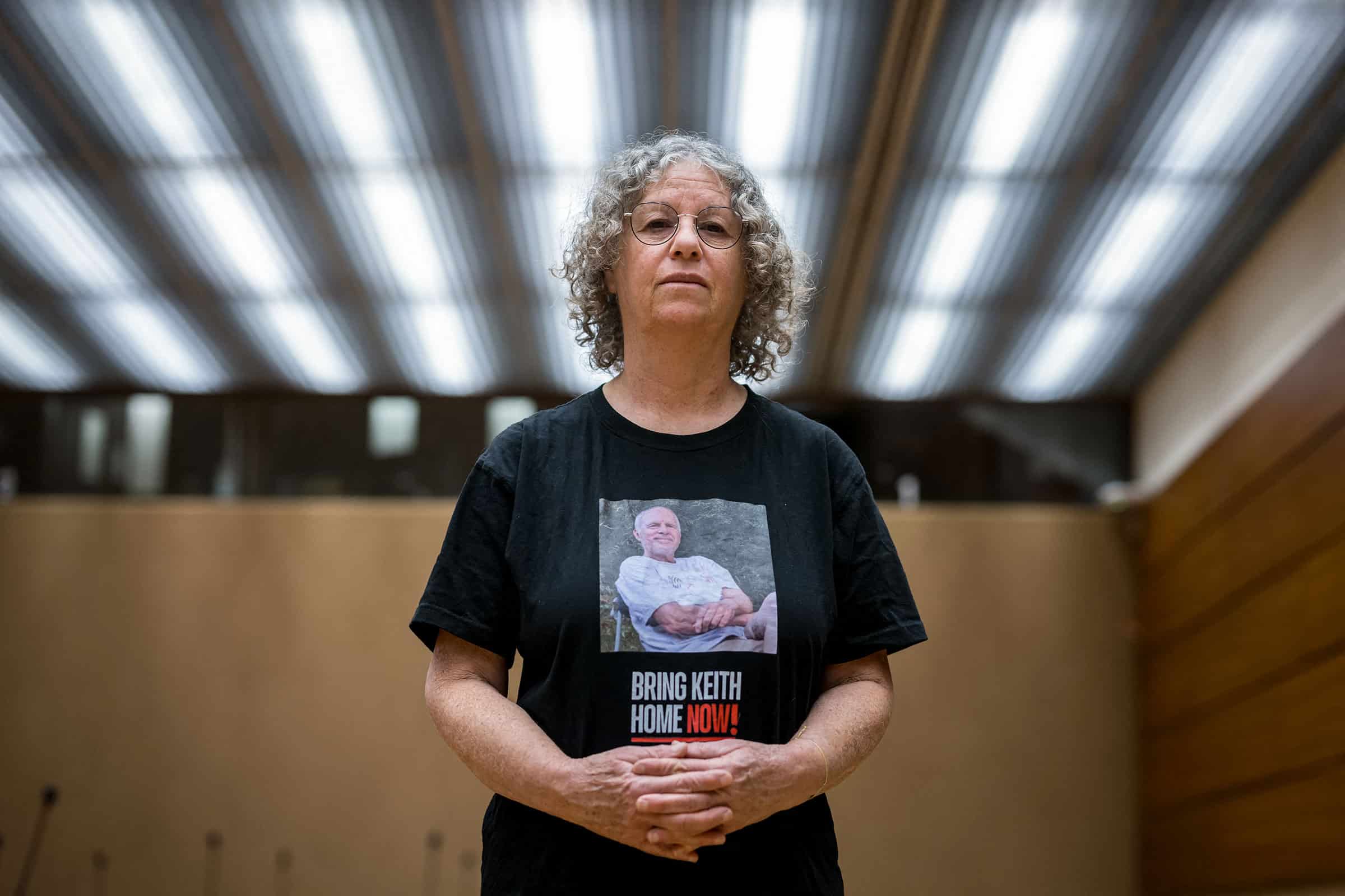 Η πρώην όμηρος της Χαμάς Aviva Siegel ποζάρει με ένα μπλουζάκι που δείχνει μια φωτογραφία του συζύγου της Keith Siegel κατά τη διάρκεια συνέντευξης στο AFP κατά τη διάρκεια της επίσκεψής της στην 55η σύνοδο του Συμβουλίου Ανθρωπίνων Δικαιωμάτων του ΟΗΕ στη Γενεύη στις 28 Φεβρουαρίου 2024.
