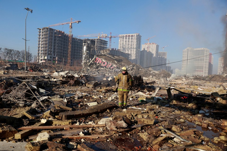 Ένας διασώστης στέκεται στο σημείο μιας στρατιωτικής επίθεσης σε ένα εμπορικό κέντρο στην περιοχή Podilskyi του Κιέβου, καθώς συνεχίζεται η εισβολή της Ρωσίας στην Ουκρανία, στο Κίεβο της Ουκρανίας 21 Μαρτίου 2022. REUTERS/Serhii Nuzhnenko