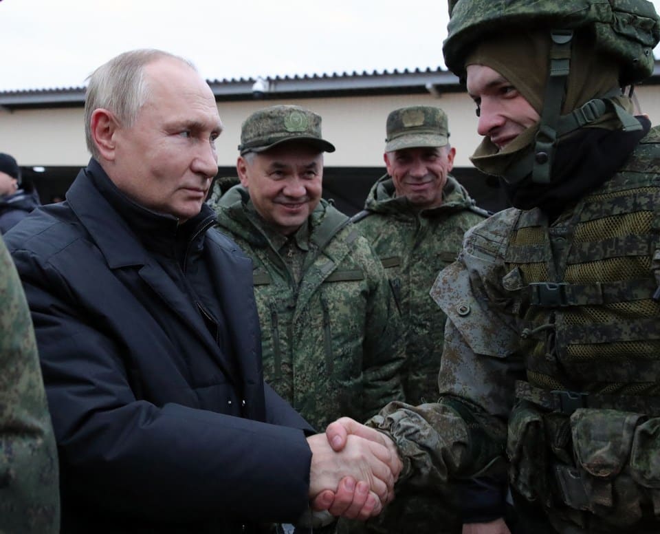 (ΑΡΧΕΊΑ) Ο Ρώσος πρόεδρος Βλαντιμίρ Πούτιν (L) και ο υπουργός Άμυνας Sergei Shoigu (C) συναντούν στρατιώτες κατά τη διάρκεια επίσκεψης σε στρατιωτικό κέντρο εκπαίδευσης της Δυτικής Στρατιωτικής Περιφέρειας για κινητοποιημένους εφέδρους, έξω από την πόλη Ryazan στις 20 Οκτωβρίου 2022. Ο πρόεδρος Βλαντιμίρ Πούτιν δήλωσε στις 8 Δεκεμβρίου 2023 ότι θα θέσει υποψηφιότητα για επανεκλογή το 2024, ανέφεραν ρωσικά πρακτορεία ειδήσεων, επιτρέποντας στον ηγέτη του Κρεμλίνου να επεκτείνει τη δεκαετή παραμονή του στην εξουσία στη δεκαετία του 2030. Ο 71χρονος ηγείται της Ρωσίας από τις αρχές του αιώνα, κερδίζοντας τέσσερις προεδρικές εκλογές και υπηρετώντας για λίγο ως πρωθυπουργός σε ένα σύστημα όπου η αντιπολίτευση έχει γίνει σχεδόν ανύπαρκτη. (Φωτογραφία: Mikhail Klimentyev / Sputnik / AFP) (Φωτογραφία: MIKHAIL KLIMENTYEV/Sputnik/AFP μέσω Getty Images)