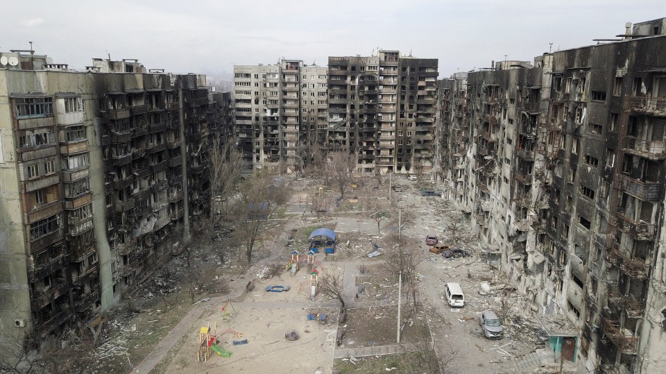Μια εναέρια άποψη δείχνει κτίρια κατοικιών που υπέστησαν ζημιές κατά τη διάρκεια της σύγκρουσης Ουκρανίας-Ρωσίας στη νότια πόλη-λιμάνι της Μαριούπολης, Ουκρανία 3 Απριλίου 2022. Η φωτογραφία τραβήχτηκε στις 3 Απριλίου 2022. Φωτογραφία που τραβήχτηκε με drone. REUTERS/Pavel Klimov