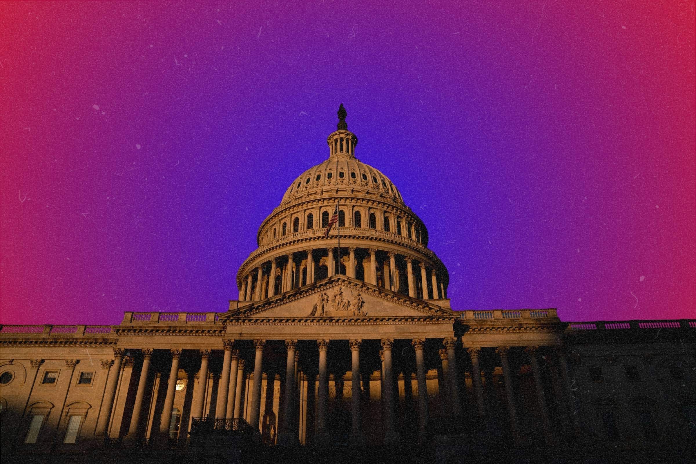 Μια φωτογραφία-απεικόνιση του κτιρίου του Καπιτωλίου των ΗΠΑ σε φόντο κλίσης με το μπλε να καταλαμβάνει το κόκκινο