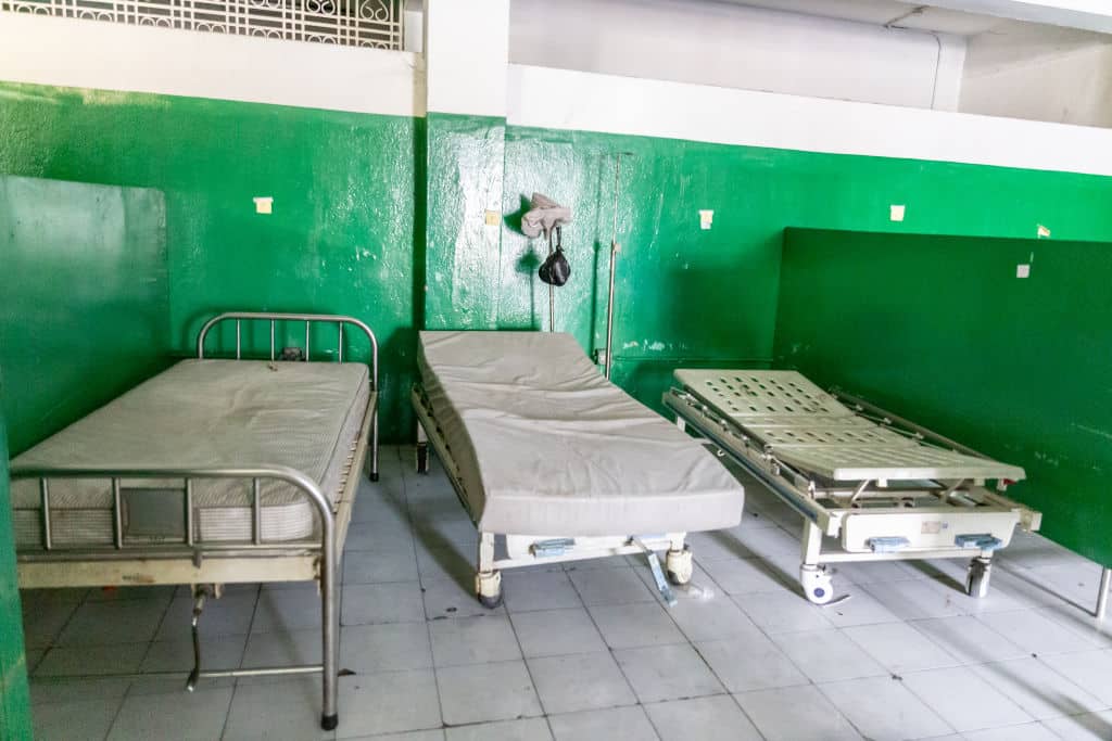 Ένα άδειο δωμάτιο μέσα σε ένα γενικό νοσοκομείο στο Πορτ-ο-Πρενς της Αϊτής, καθώς συμμορίες πυρπόλησαν πολλά φαρμακεία, κλινικές και μερικά σπίτια κοντά στο νοσοκομείο στις 26 Μαρτίου 2024