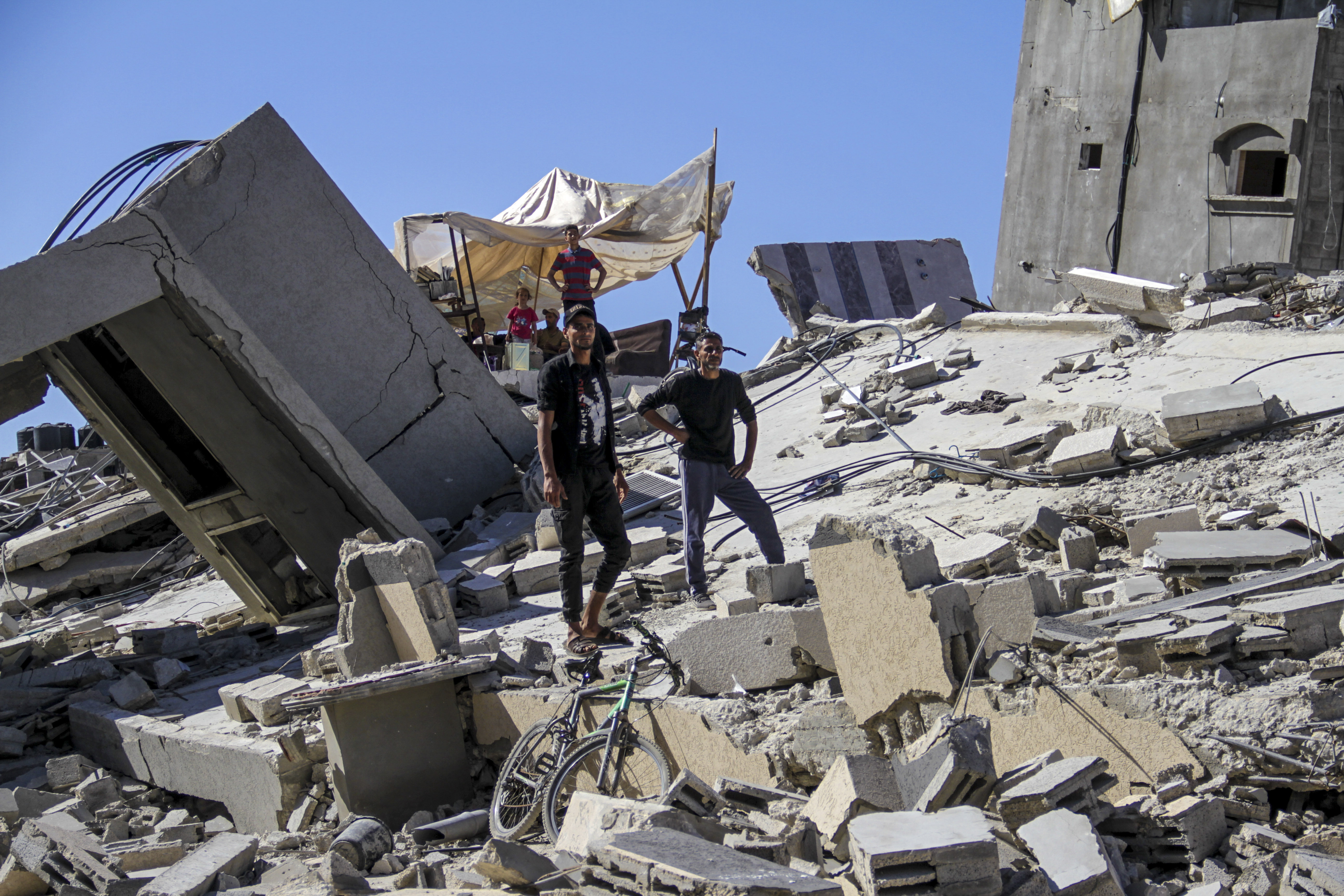 Συντρίμμια που έμειναν πίσω από το νοσοκομείο Al-Shifa μετά την αποχώρηση των ισραηλινών δυνάμεων